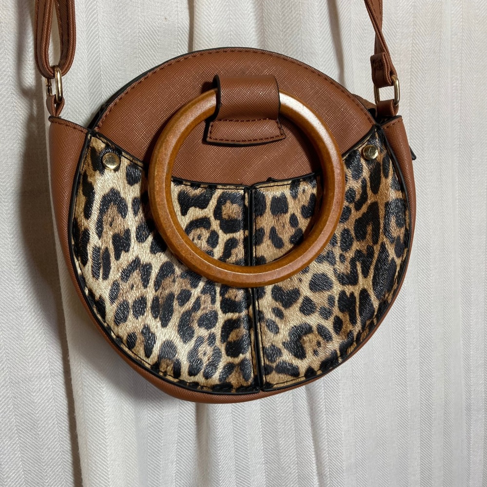 Round Leopard Print Crossbody Bag Wooden Handle Women's Fashion Accessory